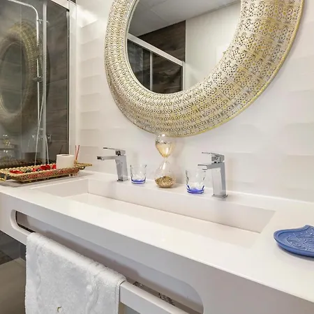 Lovely In With Kitchen 아파트